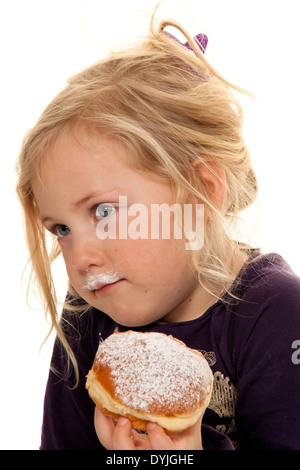Art Im Fasching Mit Krapfen. Faschingskrapfen / Kinder im Karneval mit Donuts. Karneval-Donut, Blondinen näher, 7 Jahre; Stockfoto