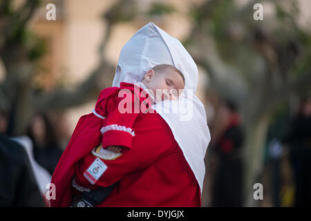 Eltern mit einem Baby auf dem Arm in der Prozession der Karwoche in Alzira, Valecia, Spanien Stockfoto