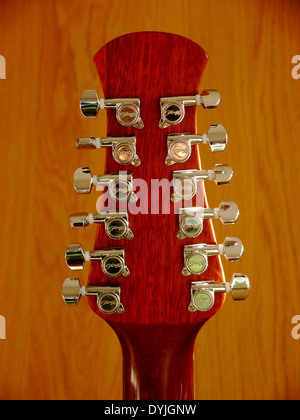 Spindelstock 12 string Stagg Elektro/akustische Gitarre mit Chrom tuning Heringe und Nuss - Rückansicht - Farbe Stockfoto