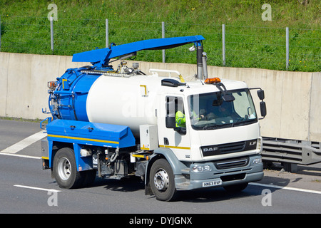 Fahrer eines reinen blau-weißen DAF-Nutzfahrzeugs, das die Rinne reinigt, Tanklastwagen, der auf der britischen Autobahn M25 Essex England fährt Stockfoto