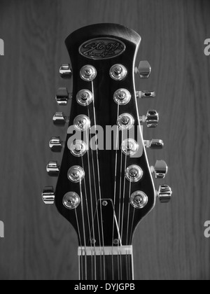 Spindelstock 12 string Stagg Elektro/Akustik-Gitarre mit Chrom tuning-Heringe, Saiten und Nuss - Vorderansicht - Monochrom Stockfoto