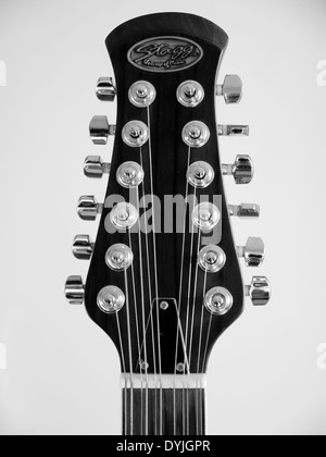 Spindelstock der 12-saitige Stagg Elektro/Akustik-Gitarre - Vorderansicht - Monochrom Stockfoto