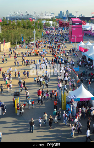 Blick vom nördlichen Ende des London 2012 Olympische Park mit Blick auf die wichtigsten Leichtathletik-Stadion Stockfoto