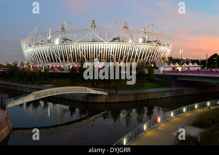 Dämmerung Himmel 2012 Olympic Park Flutlicht Paralympischen Spiele Flutlicht Sport Veranstaltungsstadion & Fußgängerbrücke über den Fluss Lea Stratford Newham East London, Großbritannien Stockfoto