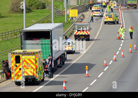 Autobahn-Wartungsteams & Verkehr Offiziere bewegen Kegel Teil des M25 nach 2 Vorfälle nun auf dem Standstreifen wiedereröffnet Stockfoto