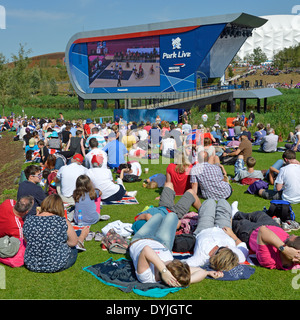 Groß auf die Seite zwei TV-Bildschirm in London 2012 Olympische Park Zuschauer entspannen gerade Paralympischen Spiele an einem heißen Sommertag Stockfoto