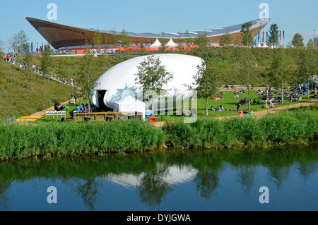 London 2012 Olympische Park bei Paralympischen Veranstaltungen mit Blick auf den Fluss Lea mit Musikpavillon und Velodrom jenseits Stockfoto