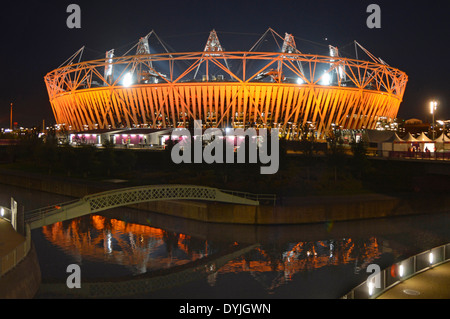 Landschaft & Nachthimmel 2012 Olympic Park Flutlicht Spiele Sport Veranstaltungen Stadion Flutlicht Fußgängerbrücke über den Fluss Lea Stratford Newham East London, Großbritannien Stockfoto