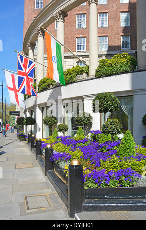 Flaggen und Blumen Luxus West End Grosvenor House Hotel Park Lane Pavement Mayfair London England Großbritannien Stockfoto