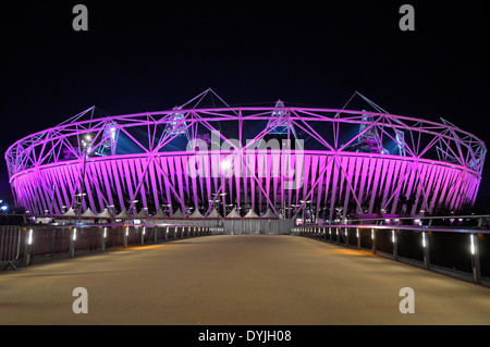 Nachtansicht des farbig beleuchtete London 2012 Olympische und Paralympische Spiele Hauptstadion Stockfoto