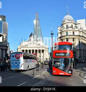 Bank-Kreuzung in der City of London mit Bürogebäude Leadenhall Käsereibe überragt die Royal Exchange und Gurke Stockfoto