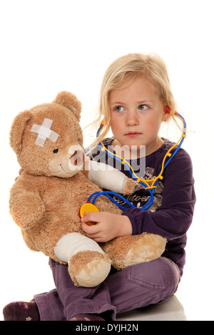 Kind mit einem Stethoskop wie ein Arzt. Kinderarzt untersuchten Patienten, freundlich Mit Stethoskop als Arzt. Kinderarzt Untersucht Pati Stockfoto