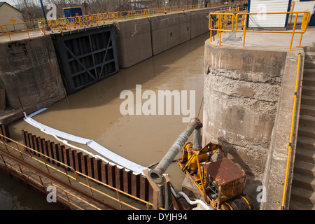 Champlain Canal ist Teil des New York State Kanalsystem, das ist Lock C6 in Fort Miller, New York, während Operationen Baggerarbeiten. Stockfoto
