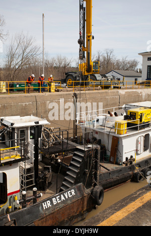 Champlain Canal ist Teil des New York State Kanalsystem, das ist Lock C6 in Fort Miller, New York, während Operationen Baggerarbeiten. Stockfoto