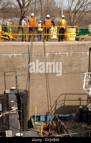 Champlain Canal ist Teil des New York State Kanalsystem, das ist Lock C6 in Fort Miller, New York, während Operationen Baggerarbeiten. Stockfoto