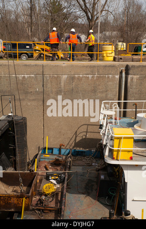 Champlain Canal ist Teil des New York State Kanalsystem, das ist Lock C6 in Fort Miller, New York, während Operationen Baggerarbeiten. Stockfoto