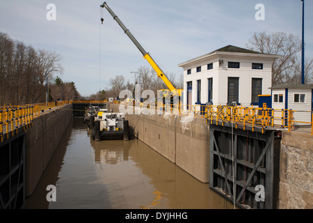 Champlain Canal ist Teil des New York State Kanalsystem, das ist Lock C6 in Fort Miller, New York, während Operationen Baggerarbeiten. Stockfoto