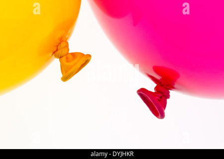 Verschiedene bunte Luftballons. Symbol der Leichtigkeit, Freiheit, Feier, Bunte Luftballons; Detailaufnahme Stockfoto
