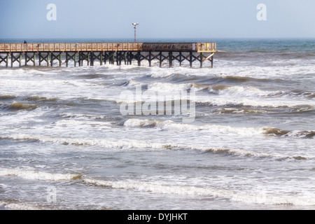 Fishing Pier an windigen Tag in Galveston, Texas. Stockfoto