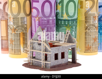 Viele Euro-Banknoten mit Shell-Bau-Haus, Viele Euro-Geldscheine Mit Rohbau Haus Stockfoto