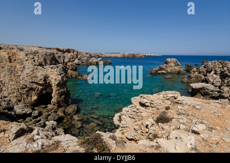 Einsame Bucht in der Nähe von Fischerei-Dorf von Na Macaret, auf der Balearen Insel Menorca. Stockfoto