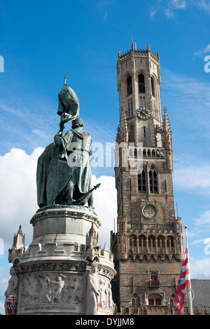 Auf der linken Seite ist eine Statue von Jan Breydel und Pieter de Coninck im Markt (Marktplatz) in der Altstadt von Brügge, ein UNESCO-Weltkulturerbe. Die zwei Männer, ein Weber und Metzger, half Blei eine flämische Rebellion gegen die Besatzungsmacht Franzosen in der Schlacht der Goldenen Sporen am 11 Juli 1302. Auf der rechten Seite, im Hintergrund ist der berühmte Belfried (Glockenturm). Stockfoto