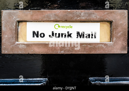 "Keine Junk-Mail" Aufkleber am Briefkasten Tür, London, UK Stockfoto