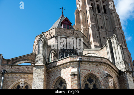 Kirche der Muttergottes Brügge Belgien // BRÜGGE, Belgien — der hoch aufragende gotische Turm der Muttergottes (Onze-Lieve-Vrouwekerk) dominiert die mittelalterliche Skyline von Brügge. Dieses architektonische Meisterwerk erhebt sich deutlich über dem historischen Zentrum und ist eines der bekanntesten Wahrzeichen der Stadt. Der Turm ist ein Beispiel für die anspruchsvolle Technik und künstlerische Leistung der mittelalterlichen gotischen Architektur. Stockfoto