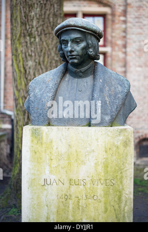 BRÜGGE, Belgien - Eine Statue von Juan Luis Vives (1493-1540) in Brügge. Er war ein valencianischer Wissenschaftler und Humanist, der den Großteil seines gesamten Erwachsenenlebens in den südlichen Niederlanden verbrachte. Sein Glaube an die Seele, Einblicke in die frühe medizinische Praxis und die Perspektive auf Emotionen, Gedächtnis und Lernen erlangten ihm den Titel des „Vaters“ der modernen Psychologie. Mittelalterliche Architektur und ruhige Kanäle prägen das Stadtbild von Brügge, oft als „Venedig des Nordens“ bezeichnet. Brügge gehört zum UNESCO-Weltkulturerbe und bietet Besuchern eine Reise in die Vergangenheit Europas mit seinen gut erhaltenen Gebäuden und Kopfsteinpflaster Stockfoto