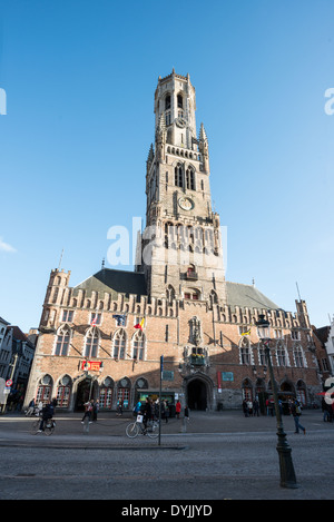 Der Belfried (Glockenturm) im Markt (Marktplatz) in der Altstadt von Brügge, ein UNESCO-Weltkulturerbe. Stockfoto