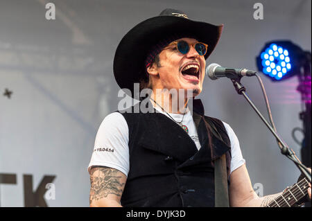 London, UK, 19. April 2014. Adam Ant genießt selbst erklingt in Berwick Street Record Day in London.  Fotograf;  Gordon Scammell/Alamy Live-Nachrichten Stockfoto