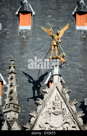 BRÜGGE, Belgien - eine Statue des Erzengels St. Michael, die einen Drachen auf dem Dach des Provinzgerichtshofs auf dem Markt im historischen Zentrum von Brügge, einem UNESCO-Weltkulturerbe, erlegt. Mittelalterliche Architektur und ruhige Kanäle prägen das Stadtbild von Brügge, oft als „Venedig des Nordens“ bezeichnet. Brügge gehört zum UNESCO-Weltkulturerbe und bietet Besuchern eine Reise in die Vergangenheit Europas mit seinen gut erhaltenen Gebäuden und kopfsteingepflasterten Straßen, die die reiche Geschichte der Stadt widerspiegeln. Stockfoto