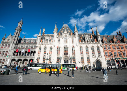 Provincial Court Building Markt Square Brügge Belgien // BRÜGGE, Belgien — das Provincial Court Building steht auf dem Markt im historischen Zentrum von Brügge, das zum UNESCO-Weltkulturerbe gehört. Die Neugotik dient als Sitz der Provinzregierung von Westflandern. Der Markt ist der zentrale Platz des mittelalterlichen Brügge und fungiert seit dem 10. Jahrhundert als Geschäftszentrum der Stadt. Das historische Zentrum von Brügge wurde 2000 zum UNESCO-Weltkulturerbe erklärt, weil es einen herausragenden universellen Wert als eine der am besten erhaltenen mittelalterlichen Städte Europas hat. Die Stadt ist Stockfoto