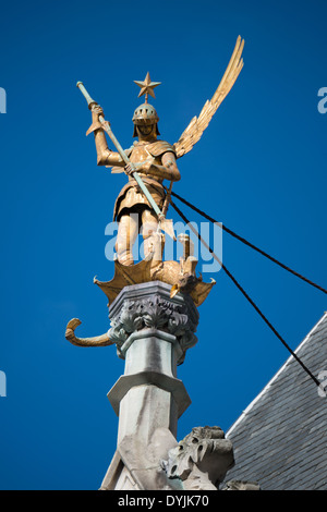 BRÜGGE, Belgien - eine Statue des Erzengels St. Michael, die einen Drachen auf dem Dach des Provinzgerichtshofs auf dem Markt im historischen Zentrum von Brügge, einem UNESCO-Weltkulturerbe, erlegt. Mittelalterliche Architektur und ruhige Kanäle prägen das Stadtbild von Brügge, oft als „Venedig des Nordens“ bezeichnet. Brügge gehört zum UNESCO-Weltkulturerbe und bietet Besuchern eine Reise in die Vergangenheit Europas mit seinen gut erhaltenen Gebäuden und kopfsteingepflasterten Straßen, die die reiche Geschichte der Stadt widerspiegeln. Stockfoto