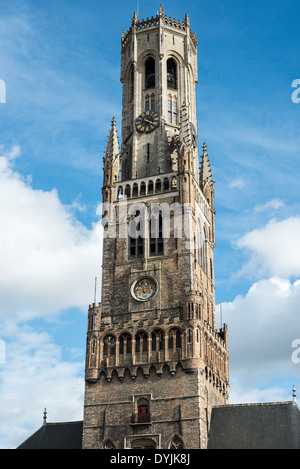 Der Turm des Glockenturms in den Markt (Marktplatz) in der Altstadt von Brügge, ein UNESCO-Weltkulturerbe. Stockfoto