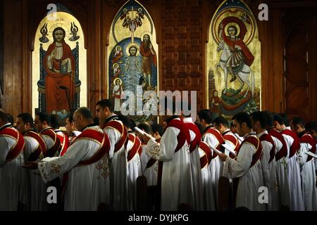 Kairo, Ägypten. 19. April 2014. Ägypter beteiligen sich eine Masse in der Nacht vor Ostern in einer Kirche in Kairo, Ägypten, 19. April 2014. Bildnachweis: Ahmed Gomaa/Xinhua/Alamy Live-Nachrichten Stockfoto