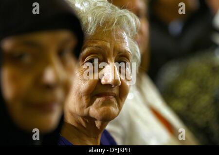 Kairo, Ägypten. 19. April 2014. Ägypter beteiligen sich eine Masse in der Nacht vor Ostern in einer Kirche in Kairo, Ägypten, 19. April 2014. Bildnachweis: Ahmed Gomaa/Xinhua/Alamy Live-Nachrichten Stockfoto