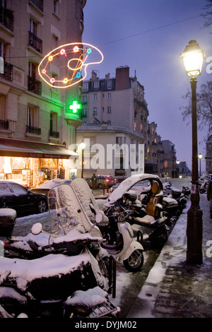 Montmartre, Paris in starkem Schneefall. Seltene Winterbedingungen. Montmartre, Paris, Frankreich Stockfoto