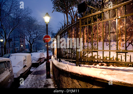 Montmartre, Paris in starkem Schneefall. Seltene Winterbedingungen. Montmartre, Paris, Frankreich Stockfoto