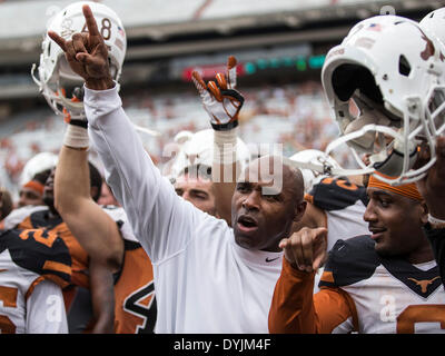 Austin, Texas, USA. 19. April 2104: Texas Longhorns Kopf Trainer Charlie Strong und Texas Longhorns Cornerback Quandre Diggs (6) singen die Augen von Texas nach der jährlichen Texas Football Orange-weiss Scrimmage am Darrell K Royal-Texas Memorial Stadium in Austin, TX. Bildnachweis: Csm/Alamy Live-Nachrichten Stockfoto