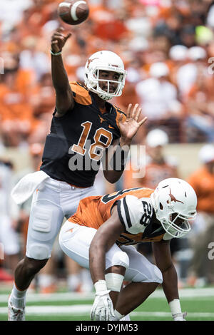 Austin, Texas, USA. 19. April 2014. 19. April 2104: Texas Longhorns Quarterback Tyrone Swoopes (18) wirft einen Pass als Runningback Malcolm Brown (28) Blöcke während der jährlichen Texas Football Orange-weiss Scrimmage am Darrell K Royal-Texas Memorial Stadium in Austin, TX. Bildnachweis: Csm/Alamy Live-Nachrichten Stockfoto