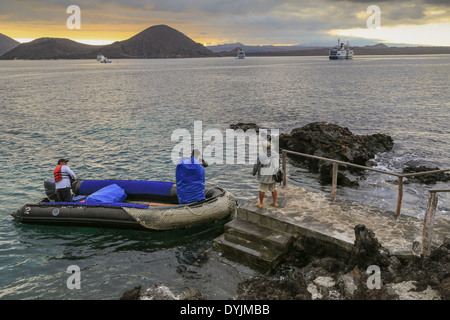 Ein Tourist wartet auf Board bei der Schiffstation Bartolome Insel, Galapagos-Inseln, Ecuador. Stockfoto