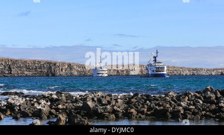 Zwei Exploration Kreuzfahrtschiffe sind in die Kraterlagune auf Genovesa Island, Galapagos-Inseln, Ecuador verankert. Stockfoto