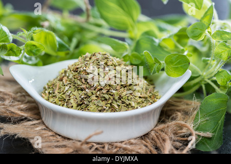 Heap geschreddert Oregano (hochauflösende Nahaufnahmen gedreht) Stockfoto