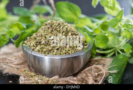 Heap geschreddert Oregano (hochauflösende Nahaufnahmen gedreht) Stockfoto