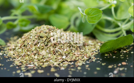 Heap geschreddert Oregano (hochauflösende Nahaufnahmen gedreht) Stockfoto