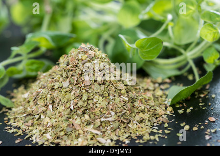 Heap geschreddert Oregano (hochauflösende Nahaufnahmen gedreht) Stockfoto