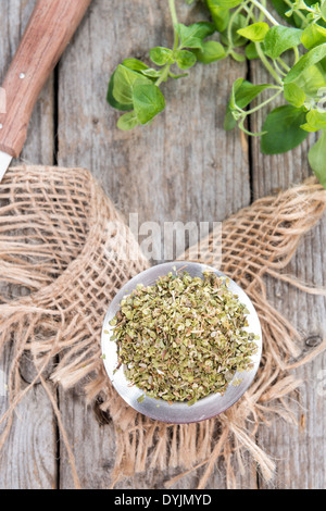 Heap geschreddert Oregano (hochauflösende Nahaufnahmen gedreht) Stockfoto