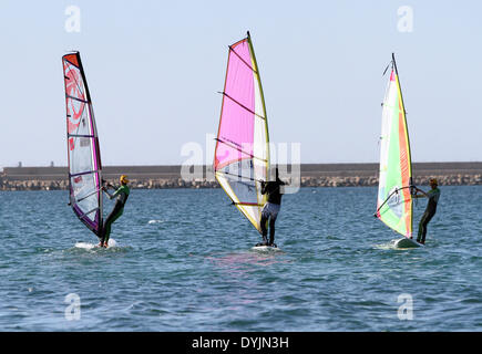 (140420)--Tripolis, 20. April 2014 - Segler im Hafen während in Libyen, Tripolis offene Regatta am 19. April 2014 konkurrieren. (Xinhua/Hamza-Türkei) Stockfoto