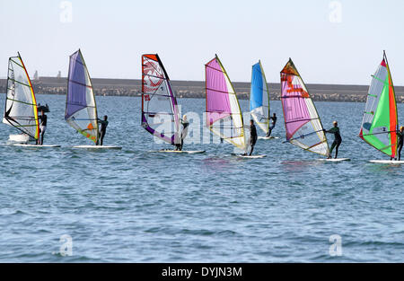 (140420)--Tripolis, 20. April 2014 - Segler im Hafen während in Libyen, Tripolis offene Regatta am 19. April 2014 konkurrieren. (Xinhua/Hamza-Türkei) Stockfoto